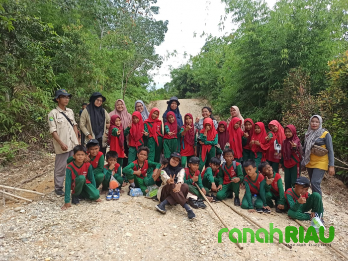 Peringati hari Pramuka Nasional, Mahasiswa KKN Unri gelar Hiking bersama Siswa SDN 002 Tambak